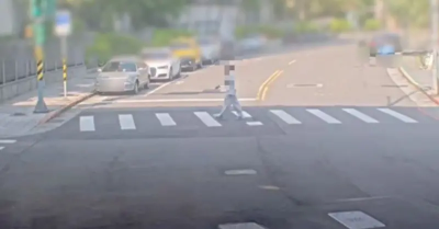 南港23歲男倒臥路中間遭輾斃！事發前過馬路畫面曝　家屬崩潰痛哭