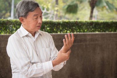 脖子緊繃、手麻痺 中醫提建議