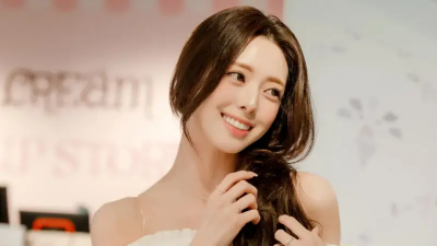 子瑜師妹申有娜現身信義區！綁馬尾瞬間全場暴動　千人擠爆快閃店