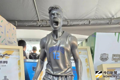 像嗎？林志傑雕像公仔臉模超霸氣　灌籃、怒吼、運球3姿勢曝光