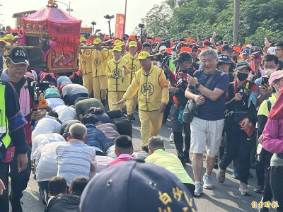 媽祖遶境46萬人出發！穿錯鞋恐起水泡 醫警4徵兆別硬撐