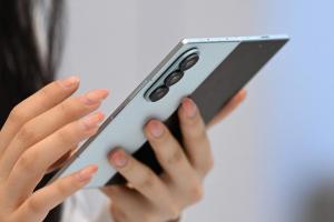 三星程式碼爆料！傳 Galaxy Z Fold 摺疊手機加碼「寬版」機型