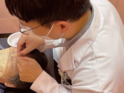 老花眼也能看中醫！ 衛福部新營醫院推「穴位組合治療」還能客製化