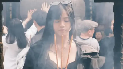 網紅Junee穿小可愛寺廟拜拜！神明前大露一半胸部　脆友轟不得體