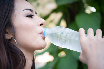 一天喝2000cc還是渴！醫警恐非缺水 5警訊注意