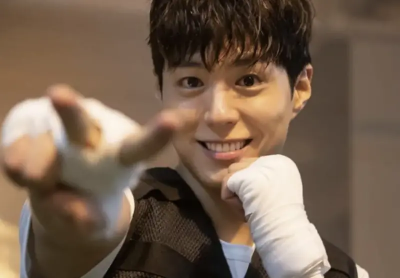 樸寶劍太Chill！自己逛上海研究菜單、問路　還收下店家發的傳單