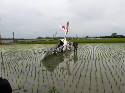 失事畫面曝！雲林虎尾驚傳「墜機」　輕航機倒插田裡　駕駛急送醫