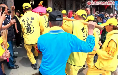 緊跟白沙屯媽祖「紅臂章長者」是誰？超狂身分曝：粉紅超跑導航員