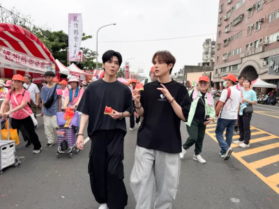 北港媽祖遶境赫見大咖男神　畢書盡不斷被信眾認出、狂塞結緣品