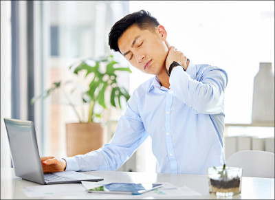 3C低頭族好發 頭痛合併肩頸僵硬 「頸因性頭痛」中醫有解方