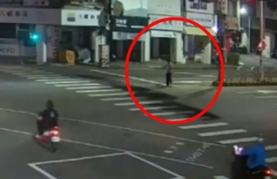 台中深夜詭異一幕！點滴男站路中央一動不動　背後原因曝光