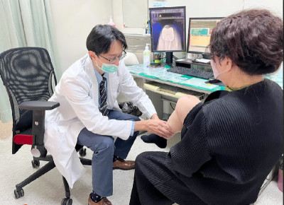 63歲餐飲女工膝關節磨損忍2年 人工關節手術逆轉人生