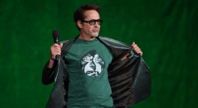 小勞勃道尼緊身T搭皮褲帥炸！「末日博士」太入戲 手上OMEGA大有來頭