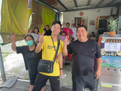 藝人香蕉朝聖白沙屯媽祖！合照一張樂捐50元　上百民眾搶拍