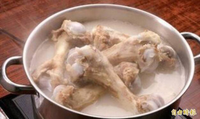 熬大骨湯補鈣做白工！ 喝多膽固醇飆高、害痛風