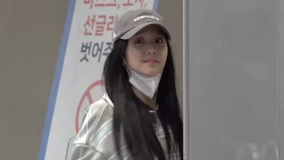 Jisoo哥哥家暴性侵風波後首現身！機場低調出國　一路鞠躬惹心疼