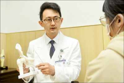 7旬翁髖關節退化 正前開微創手術重拾行動力