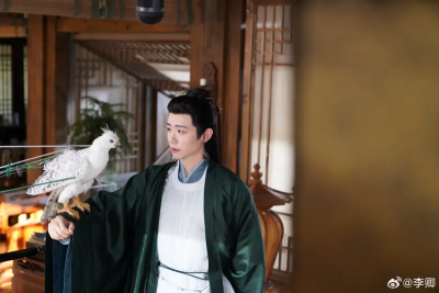 不是張凌赫！《逐玉》男星遭爆祕戀　與女子遛狗、返香閨被拍