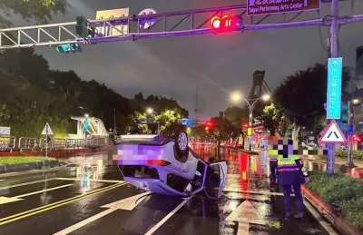 雨天開車出事！士林轎車失控翻覆「四輪朝天」　乘客脊椎不適送醫
