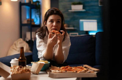 喫消夜不只胖 隔天血糖跟著飆 血壓、自律神經也亂掉