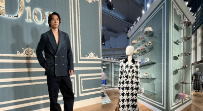 山下智久現身101披Dior丹寧西裝帥度破表！中文親切問好掀現場尖叫聲