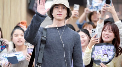 山下智久抵台爆接機潮！手比愛心寵粉 松山機場成大型追星現場