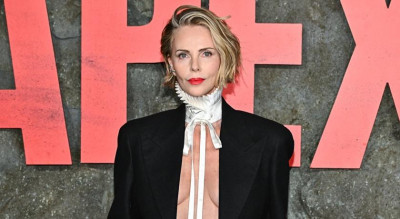 50歲莎莉賽隆西裝外套下什麼都沒穿！靠一條緞帶遮重點 神級曲線全曝