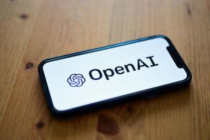 分析師拋出震撼彈！傳 OpenAI 進攻智慧手機市場　推翻 iPhone 用法