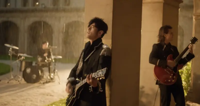 周傑倫拍MV鼓手獨自淋雨！71萬人笑瘋搶看　狂問：他做錯什麼了嗎