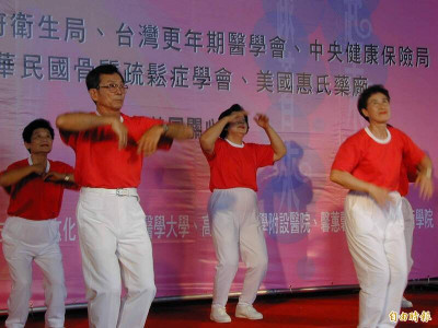 56歲婦更年期爆汗又飄味！ 中醫曝「1食物」逆轉臭汗症