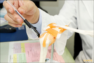 洗鍋突然肩痛無法舉手 竟是右肩旋轉肌破裂