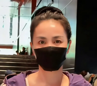 56歲王菲也愛穿「婆媽紫」！見工作人員擋粉絲拍攝　幫解圍：沒事