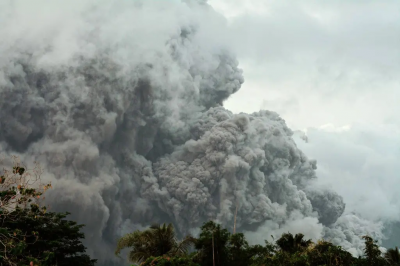 菲律賓馬永火山噴發！火山灰衝天、數千人急撤離　警戒升第3級