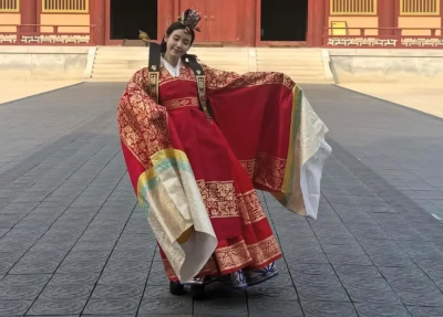 IU成大君夫人穿婚紗重返《步步驚心》場景　李準基留言掀回憶殺