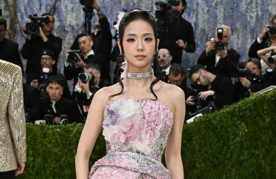 Jisoo Met Gala獨自全英文受訪！粉絲感動：離開YG才不用當花瓶