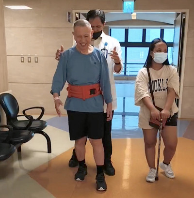 登山墜落傷脊髓癱瘓！ 64歲男3個月重新站起