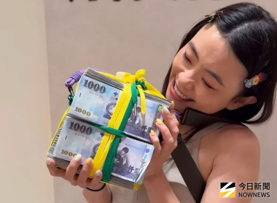 蔡阿嘎母親節砸大錢！自製「現金包」送二伯　200萬鈔票厚度超狂
