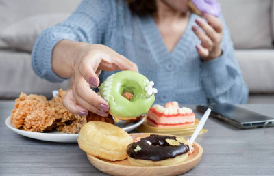 暴喫甜食 怪自己不自制？專家提建議