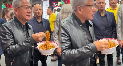 黃仁勳現身北京街頭超親民！站著喫炸醬麵　喝豆汁秒皺眉