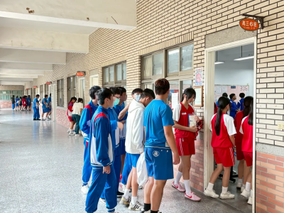 會考最後一科「英聽」圖畫入題　考生：部分題目說話「糊在一起」