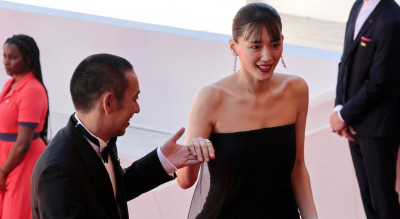 日本童顏女神綾瀨遙牽「老公」甜走坎城紅毯！一家三口同框太溫馨