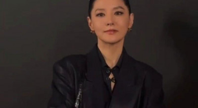 完全看不出55歲！李英愛全黑勁裝現身紐約街頭 氣場強到像電影畫面