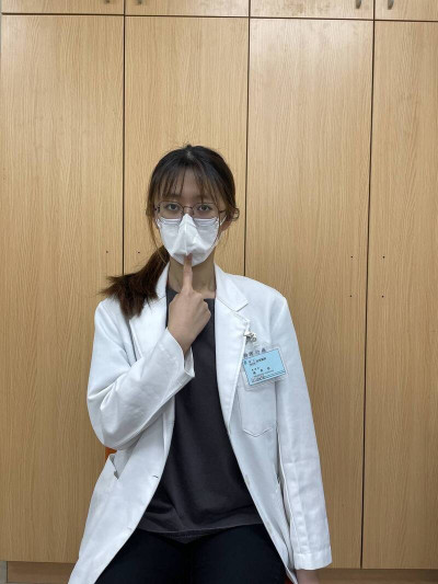 暑假狂滑手機小心「烏龜頸」找上門！醫教3招伸展、1原則護健康
