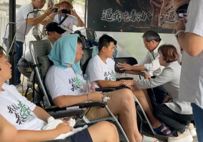 藍小雞絕食74小時！藍委醫師曝4青年現況：嘴脣裂、血壓下降