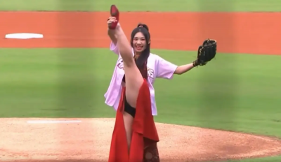 楊立微當開球嘉賓超狂！一字馬再單手前翻　還用腳頂2啦啦隊女孩