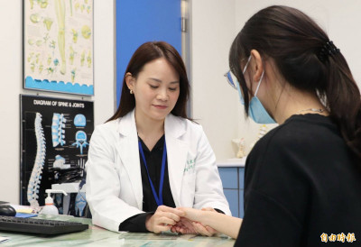 6旬婦大拇指痛以為退化   竟是「拇指腕掌關節炎」上身