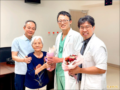 9旬嬤臥牀4年 換人工髖關節重獲行動力