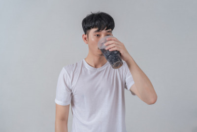 夏天喝飲料代替喝水？   醫：腎結石、血尿風險跟著升高