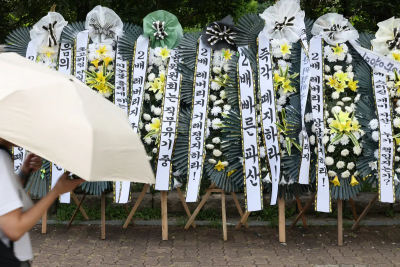 韓股暴跌逼瘋散戶！股民買「喪禮花圈」包圍國會：用選票教訓你們