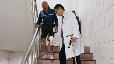 痛到喊「活著沒意義」！台中93歲老農換關節重獲新生 最棒父親節禮物